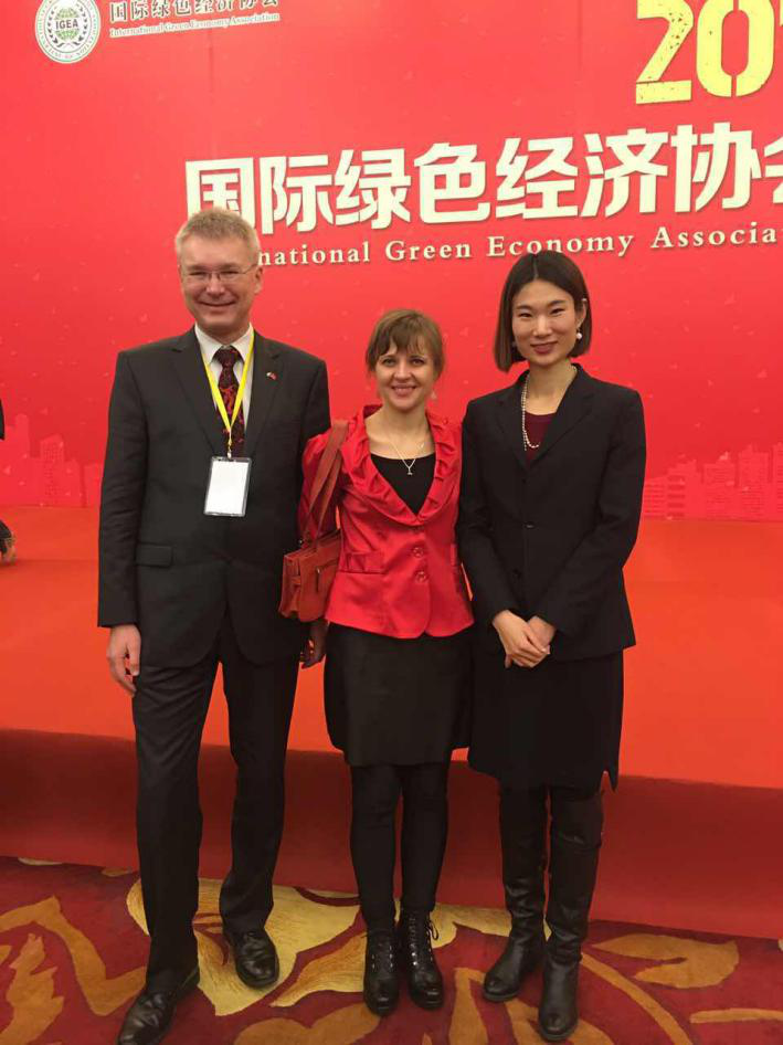  捷斯中合作協(xié)會(huì)監(jiān)事會(huì)員Rudolf Zachoval（左一）、Sarka Zhang（左二）與 仟億達(dá)劉總（右一）合影