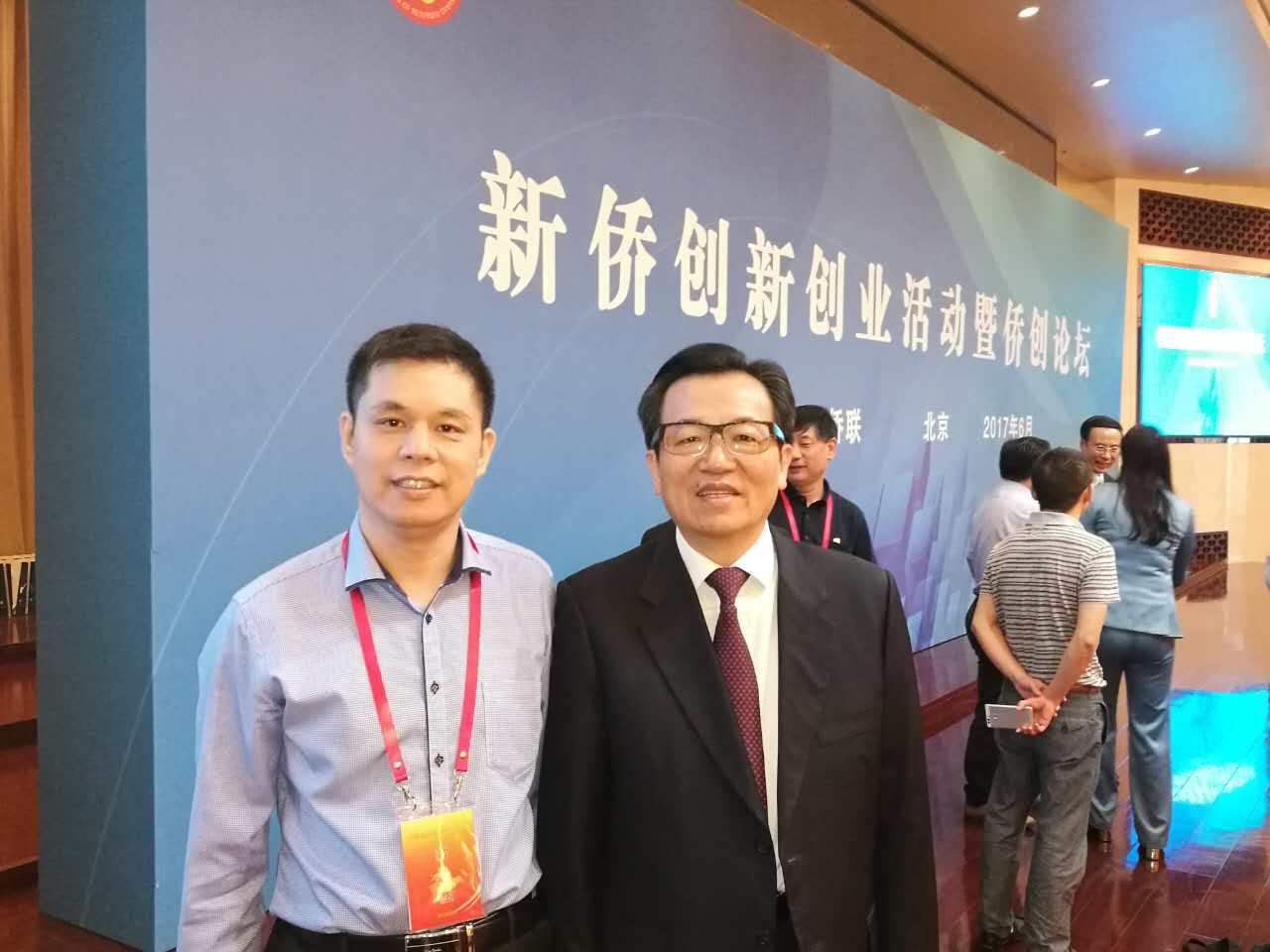仟億達(dá)集團(tuán)董事長(zhǎng)鄭兩斌（左）與中國僑聯(lián)副主席李卓彬（右）