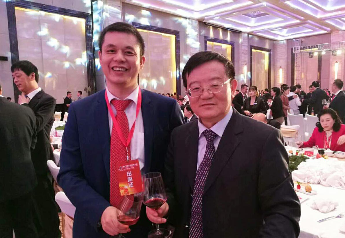 全國工商聯(lián)黨組書記、常務副主席徐樂江（右）與仟億達集團董事長鄭兩斌（左）